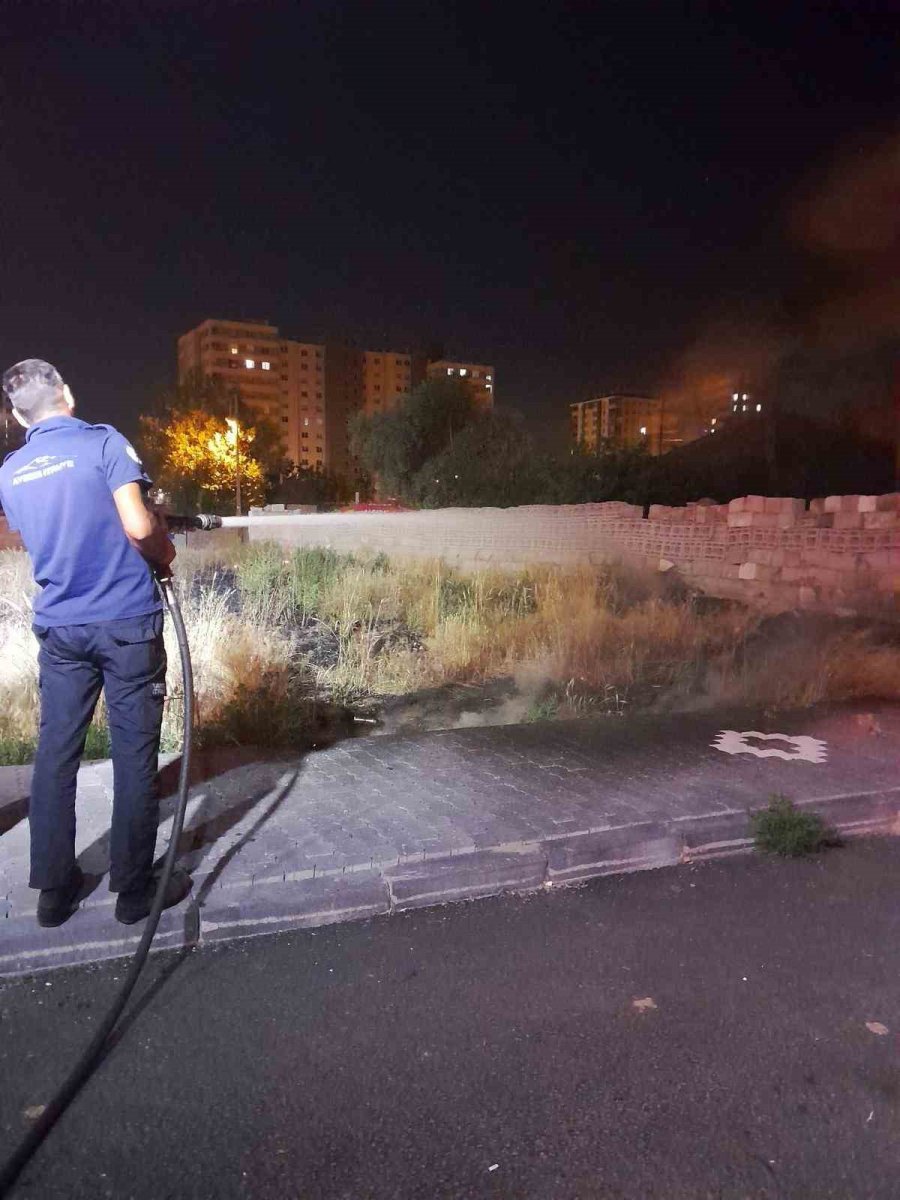 Alevlerin Ortasında Kalan Kaplumbağaya Ekiplerden Yardım Eli