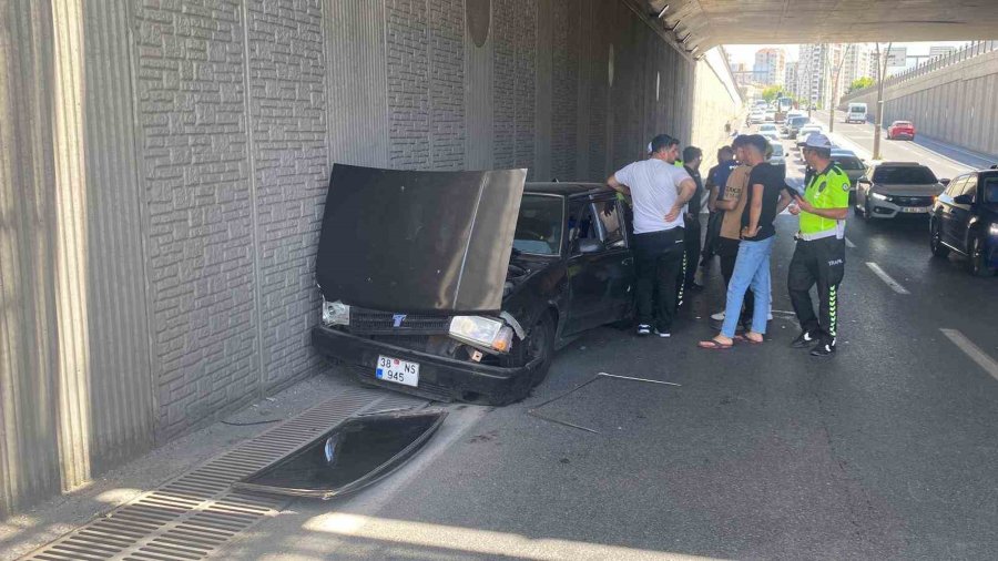 Duvara Çarpan Otomobildeki Vatandaşlar Kazadan Burunları Kanamadan Kurtuldu