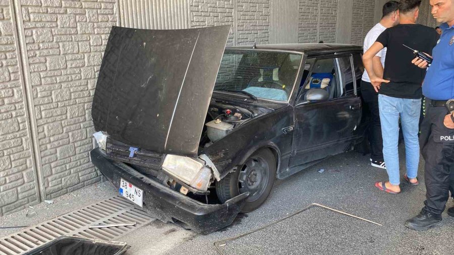Duvara Çarpan Otomobildeki Vatandaşlar Kazadan Burunları Kanamadan Kurtuldu
