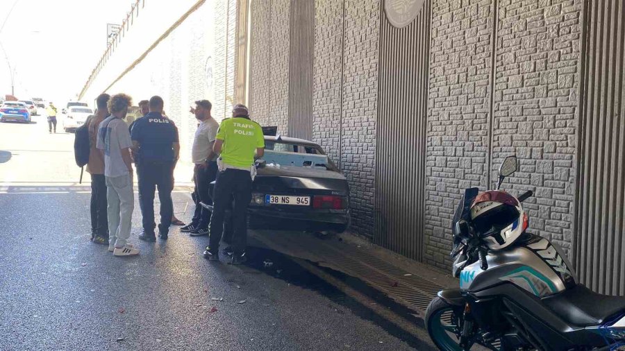 Duvara Çarpan Otomobildeki Vatandaşlar Kazadan Burunları Kanamadan Kurtuldu