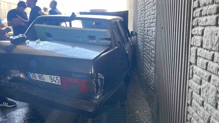 Duvara Çarpan Otomobildeki Vatandaşlar Kazadan Burunları Kanamadan Kurtuldu