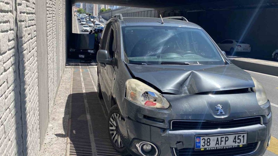 Duvara Çarpan Otomobildeki Vatandaşlar Kazadan Burunları Kanamadan Kurtuldu