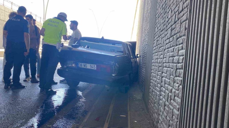 Duvara Çarpan Otomobildeki Vatandaşlar Kazadan Burunları Kanamadan Kurtuldu