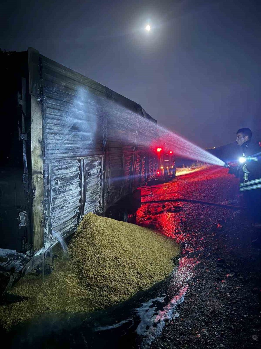 Tarsus’ta Buğday Yüklü Tır Yandı