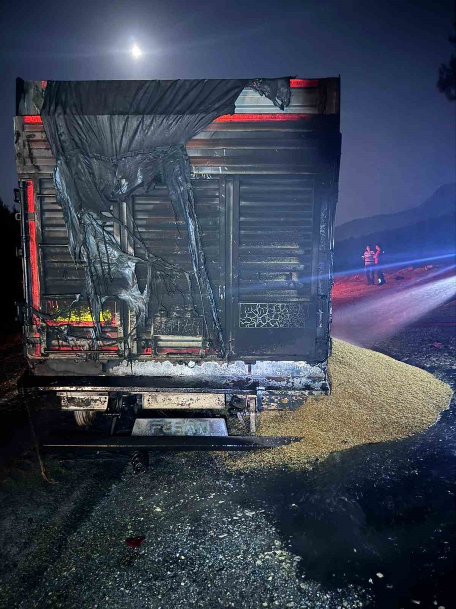 Tarsus’ta Buğday Yüklü Tır Yandı