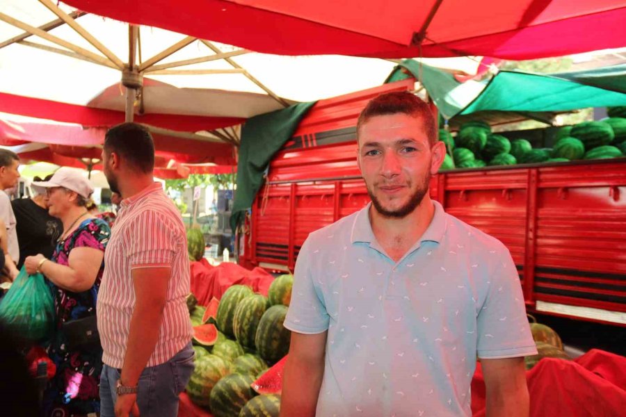 Pazarda Yıkanan Pazarcı: "hava Sıcak, Denize Gidemedik Böyle Serinledik"