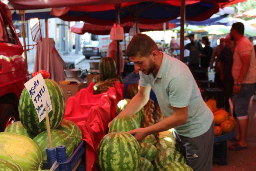 Pazarda Yıkanan Pazarcı: "hava Sıcak, Denize Gidemedik Böyle Serinledik"
