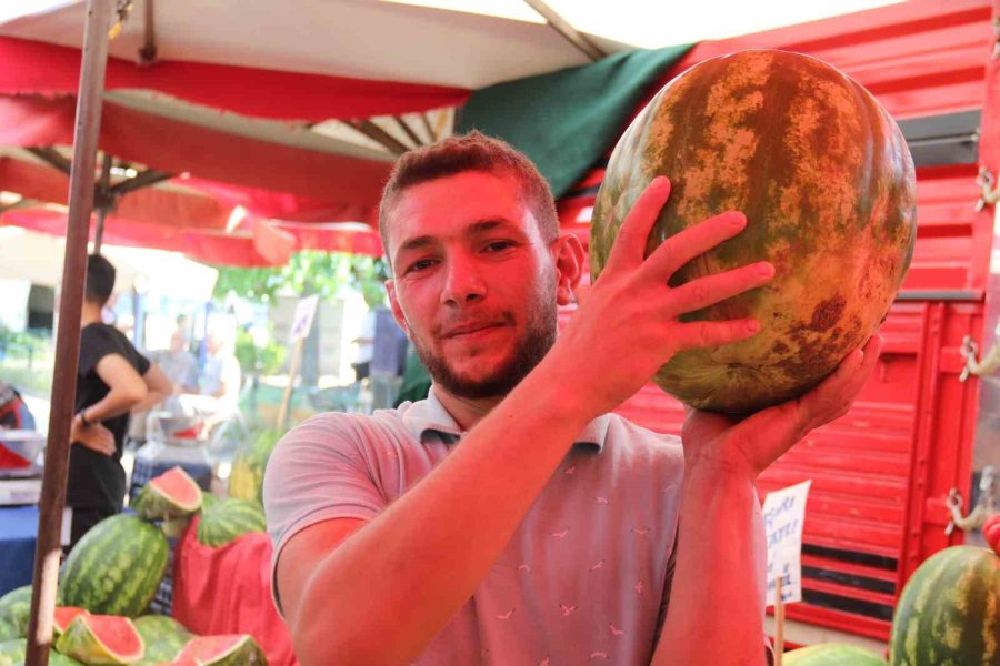 Pazarda Yıkanan Pazarcı: "hava Sıcak, Denize Gidemedik Böyle Serinledik"