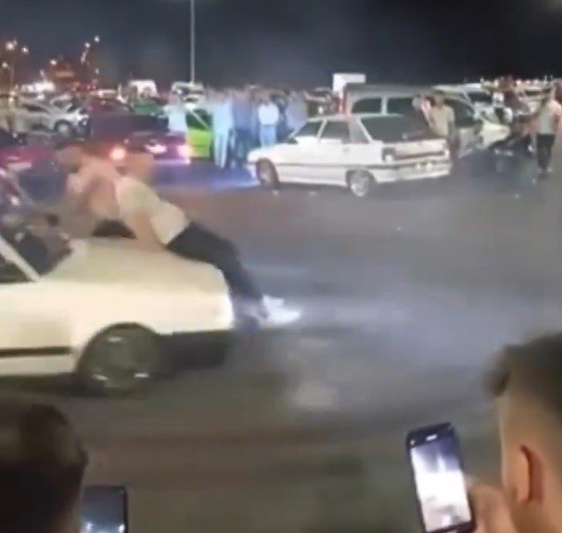 Drift Atan Aracın Çarpmasıyla Savruldu