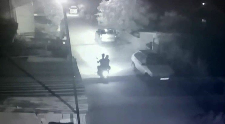 Evin Önündeki İki Aracı Ateşe Verdiler