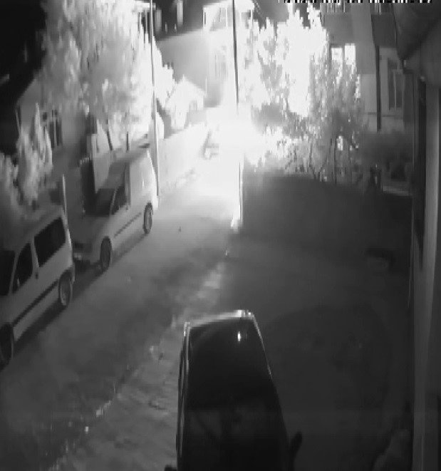 Evin Önündeki İki Aracı Ateşe Verdiler