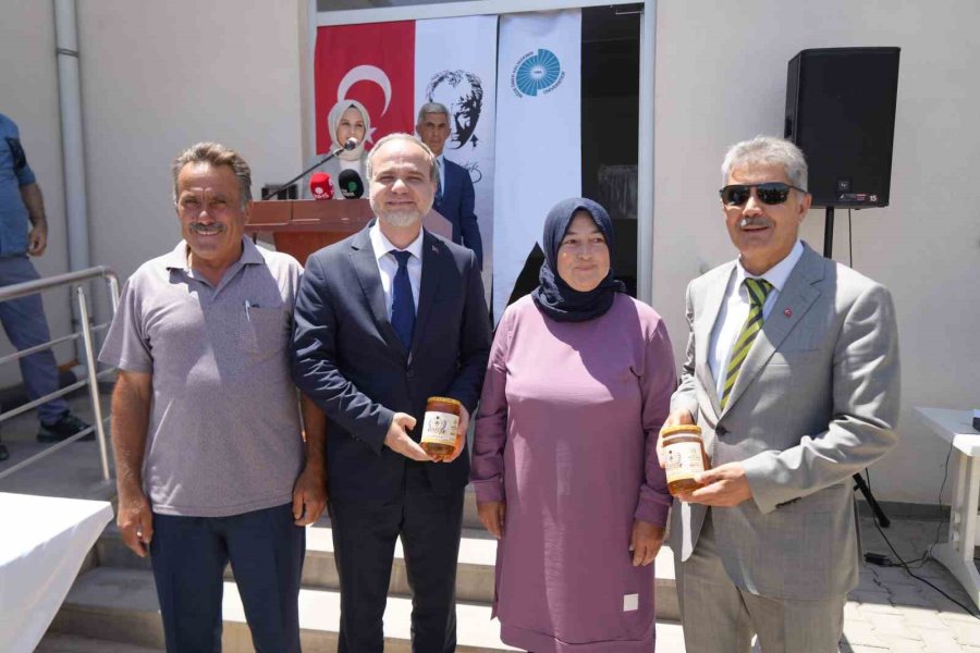 Niğde’de Bal Üreticilerine Damızlık Ana Arı Dağıtıldı