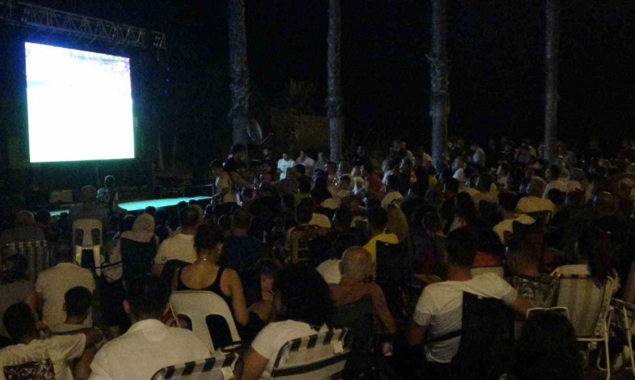 Mersin’de Milli Maç Coşkusu, Gol Anlarının Heyecanı Görüntülere Yansıdı