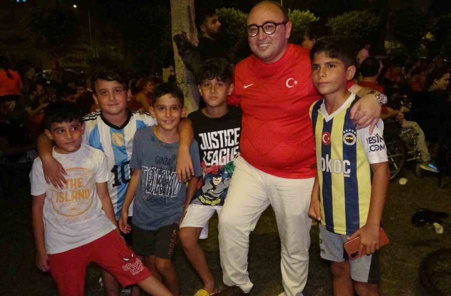 Mersin’de Milli Maç Coşkusu, Gol Anlarının Heyecanı Görüntülere Yansıdı