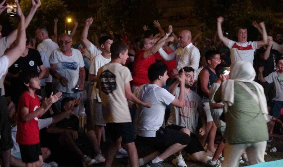 Mersin’de Milli Maç Coşkusu, Gol Anlarının Heyecanı Görüntülere Yansıdı