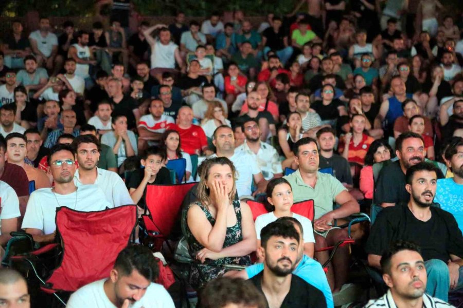 Antalya’da Milli Sevinç