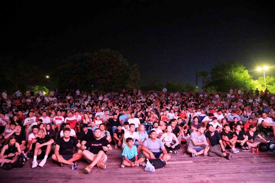 Antalya’da Milli Sevinç