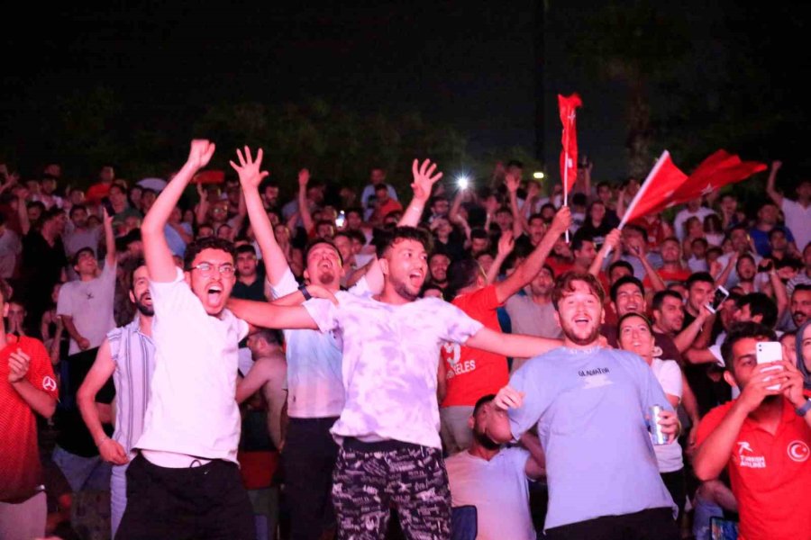 Antalya’da Milli Sevinç