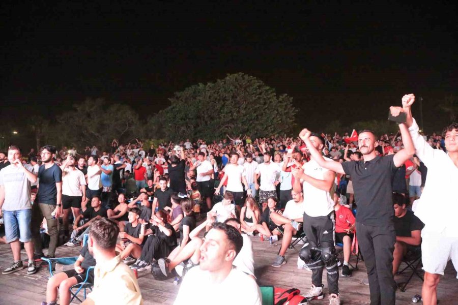 Antalya’da Milli Sevinç