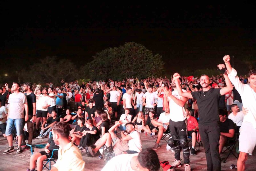 Antalya’da Milli Sevinç