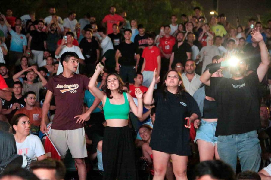 Antalya’da Milli Sevinç