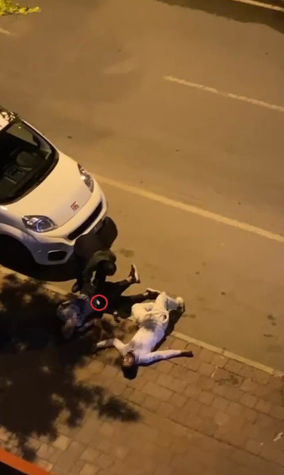 Alkol Alıp Kaldırımda Sızdılar, Ceplerinde Kurcalanmadık Yerleri Kalmadı