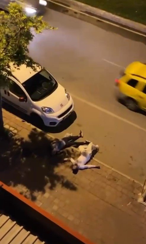 Alkol Alıp Kaldırımda Sızdılar, Ceplerinde Kurcalanmadık Yerleri Kalmadı