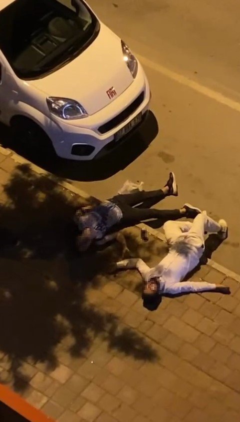 Alkol Alıp Kaldırımda Sızdılar, Ceplerinde Kurcalanmadık Yerleri Kalmadı