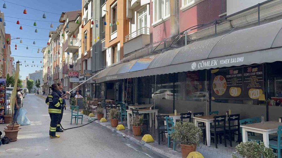 Lokantanın Bacasında Çıkan Yangın Paniğe Sebep Oldu