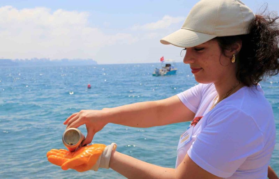 Dünyaca Ünlü Sahilden Günlük 60 Ton Atık Toplanıyor