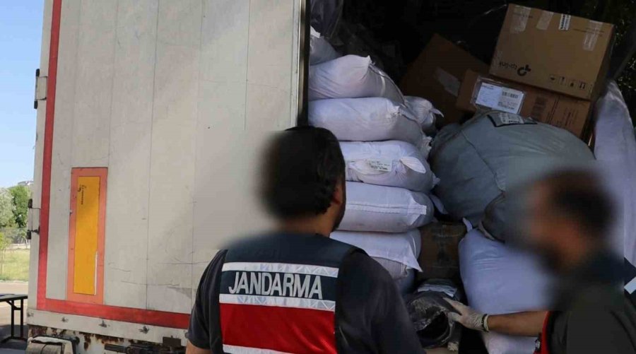 Tırlarla Kaçak Tütün Ve Sigara Sevkiyatına Jandarma Darbesi