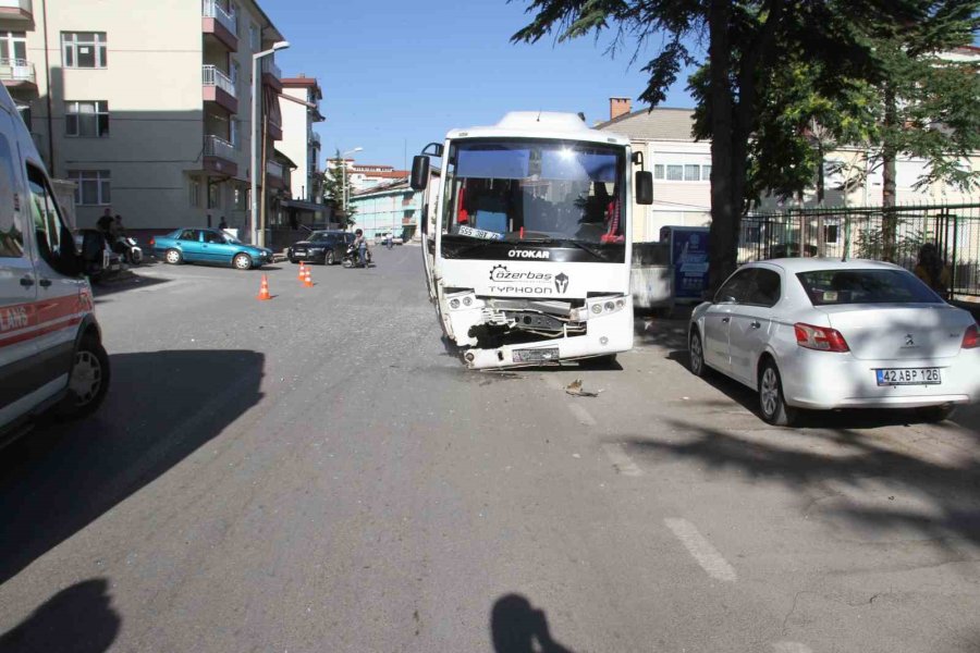 Konya’da İşçi Servisi İle Otomobil Çarpıştı: 5 Yaralı