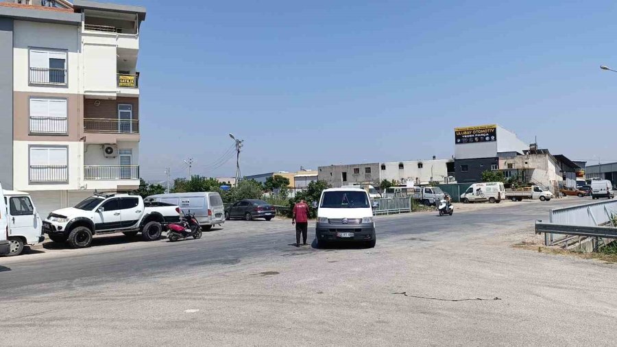 Motosikletle Kamyonete Çarpan 14 Yaşındaki Çocuk Ağır Yaralandı