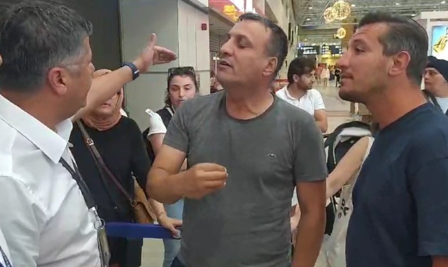 Antalya Havalimanı’nda Yolcular Uçak Seferleri Aksayan Firmanın Ofisini Bastı