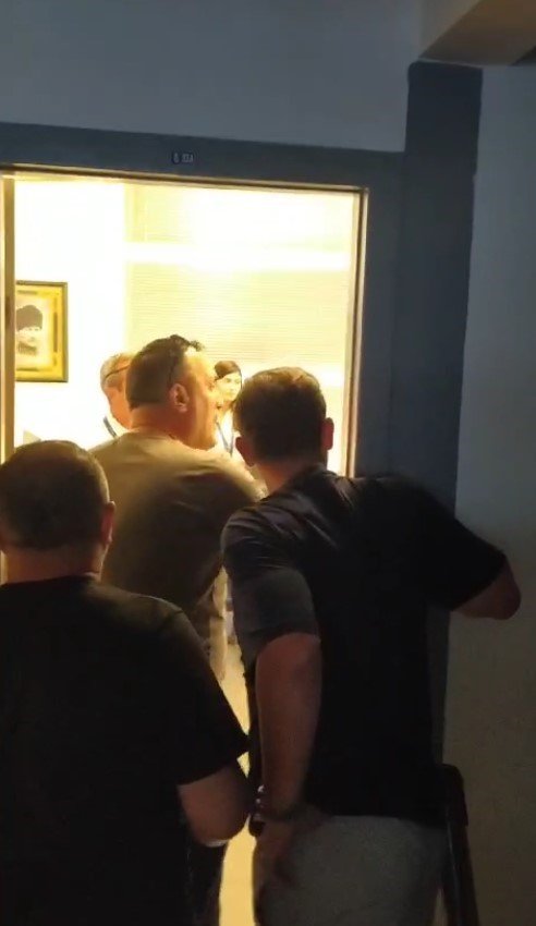 Antalya Havalimanı’nda Yolcular Uçak Seferleri Aksayan Firmanın Ofisini Bastı