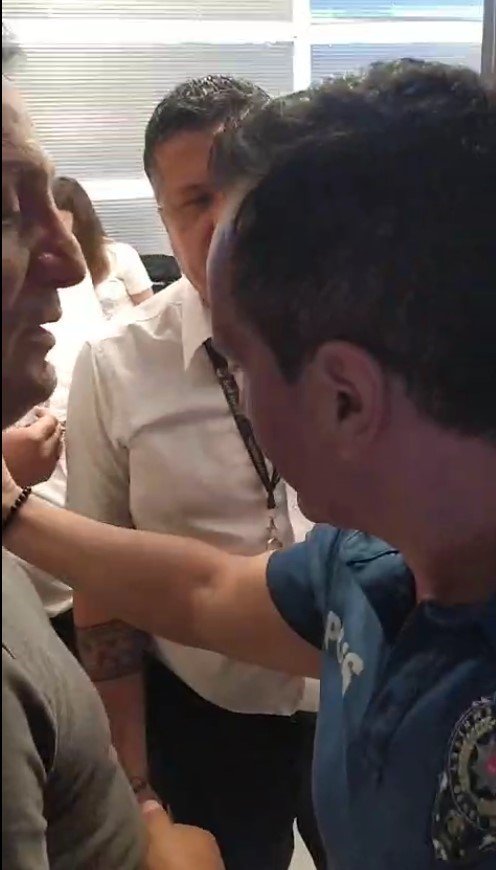 Antalya Havalimanı’nda Yolcular Uçak Seferleri Aksayan Firmanın Ofisini Bastı