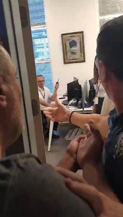 Antalya Havalimanı’nda Yolcular Uçak Seferleri Aksayan Firmanın Ofisini Bastı