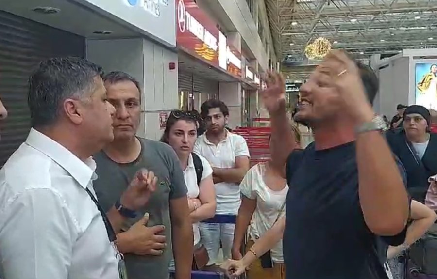 Antalya Havalimanı’nda Yolcular Uçak Seferleri Aksayan Firmanın Ofisini Bastı