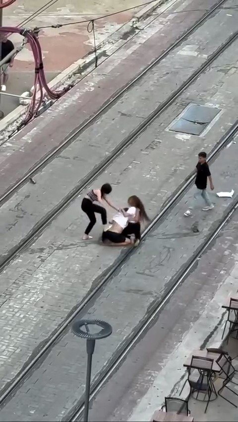 Tramvay Yolunda Kadınların Saç Saça Baş Başa Kavgası Kamerada