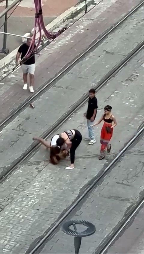 Tramvay Yolunda Kadınların Saç Saça Baş Başa Kavgası Kamerada