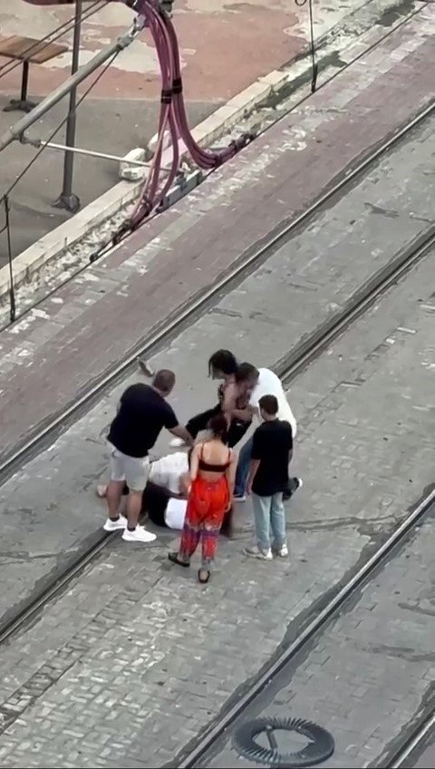 Tramvay Yolunda Kadınların Saç Saça Baş Başa Kavgası Kamerada