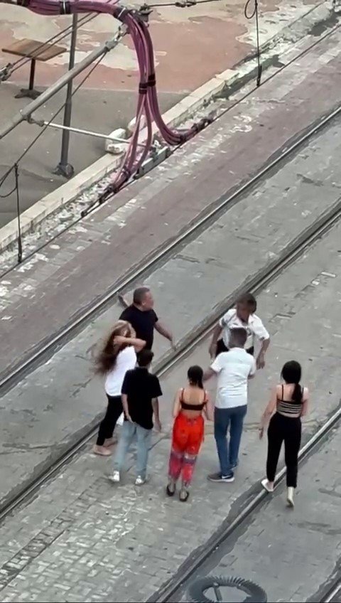 Tramvay Yolunda Kadınların Saç Saça Baş Başa Kavgası Kamerada