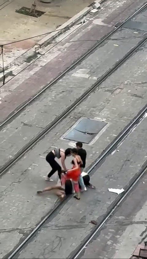 Tramvay Yolunda Kadınların Saç Saça Baş Başa Kavgası Kamerada