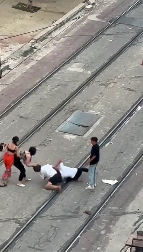 Tramvay Yolunda Kadınların Saç Saça Baş Başa Kavgası Kamerada