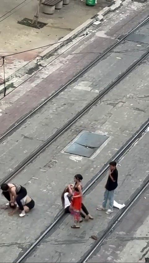 Tramvay Yolunda Kadınların Saç Saça Baş Başa Kavgası Kamerada