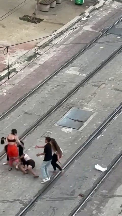 Tramvay Yolunda Kadınların Saç Saça Baş Başa Kavgası Kamerada