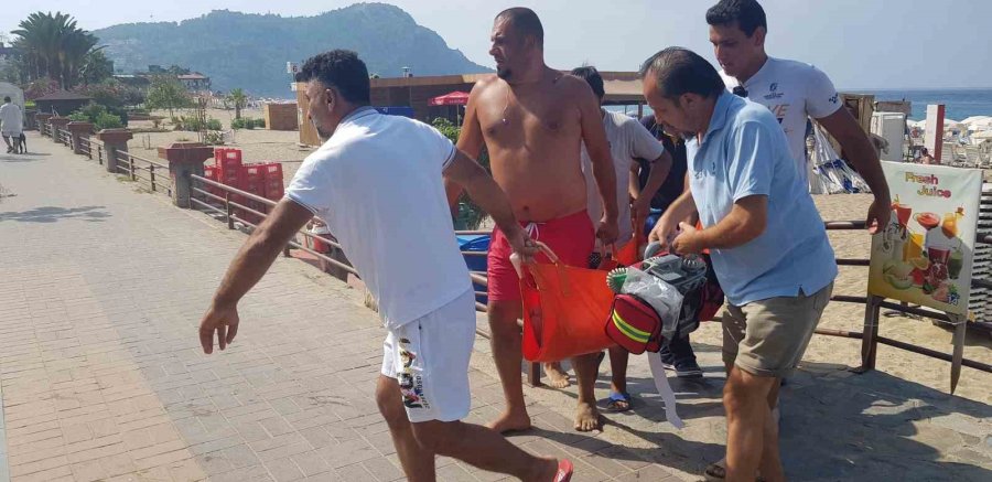 Denizde Boğulma Tehlikesi Geçiren Adam Kalp Masajı Ve Elektro Şokla Hayata Döndürüldü