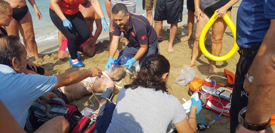 Denizde Boğulma Tehlikesi Geçiren Adam Kalp Masajı Ve Elektro Şokla Hayata Döndürüldü