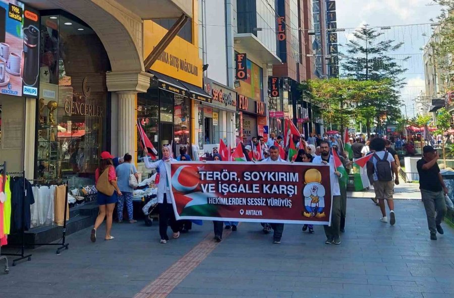 Antalya’da Hekimler 33 Haftadır Gazze İçin Eylemde