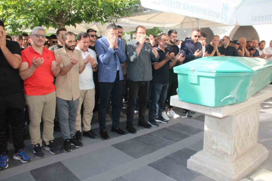 Kazada Hayatını Kaybeden Antrenör Toprağa Verildi